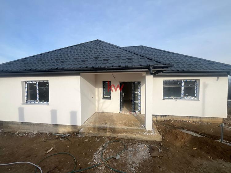 Casă individuală cu 4 camere cu Teren 500 Mp în Bucium