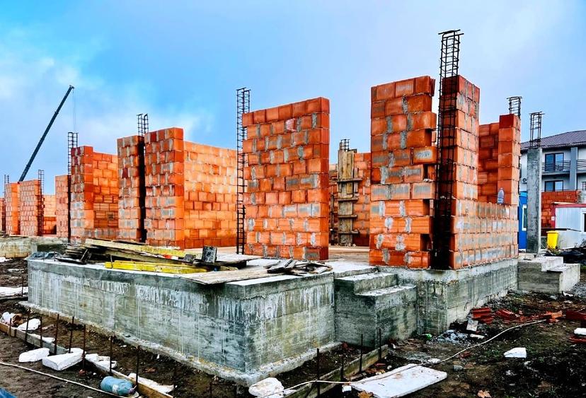 Casă individuală cu 4 camere cu Canalizare în Central