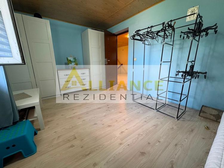 Casă individuală cu 8 camere cu Canalizare în Frumușani