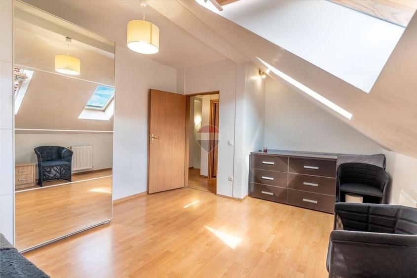 Apartament cu 4 camere semidecomandat, mobilat în Europa