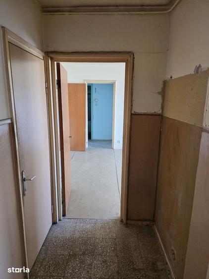 Apartament cu 3 camere semidecomandat în Titan