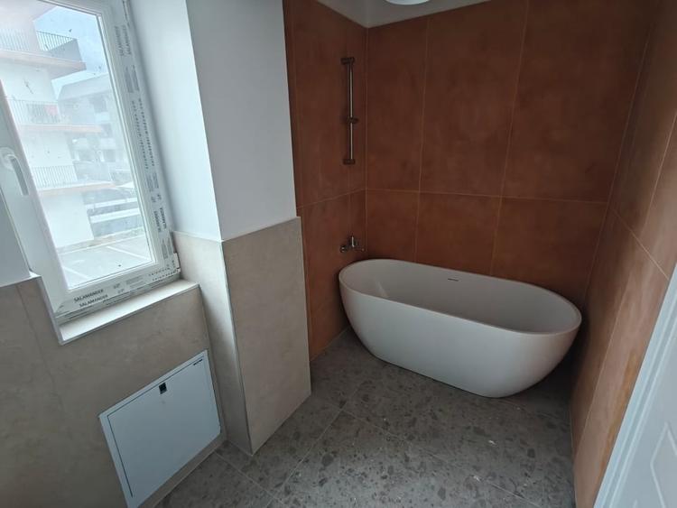 Apartament cu 3 camere semidecomandat în Florești