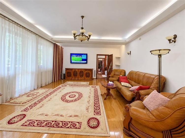 Casă individuală cu 6 camere cu Teren 911 Mp în Central