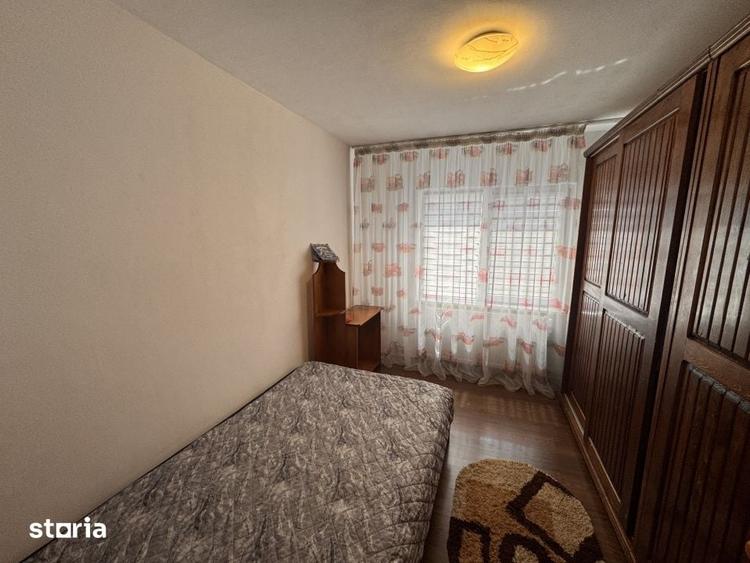 Apartament cu 3 camere decomandat în Craiovița Nouă