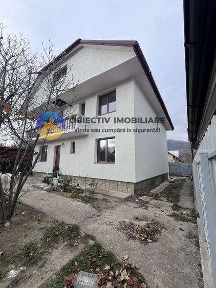 Casă cu 5 camere cu Teren 618 Mp în Viișoara