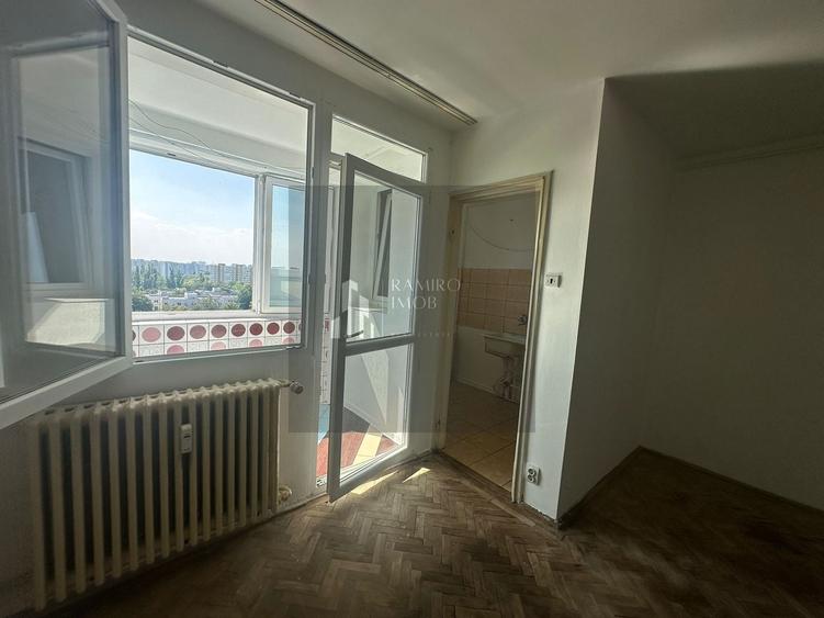 Garsonieră decomandată în Titan