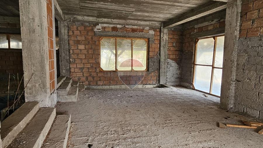 Casă individuală cu 10 camere cu Teren 1055 Mp în Dâmbovicioara