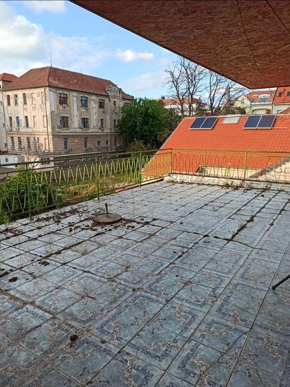 Casă individuală cu 5 camere cu Canalizare în Central