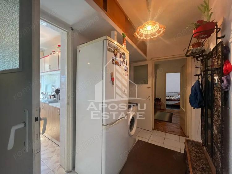 Apartament cu 3 camere semidecomandat, mobilat în Dâmbovița