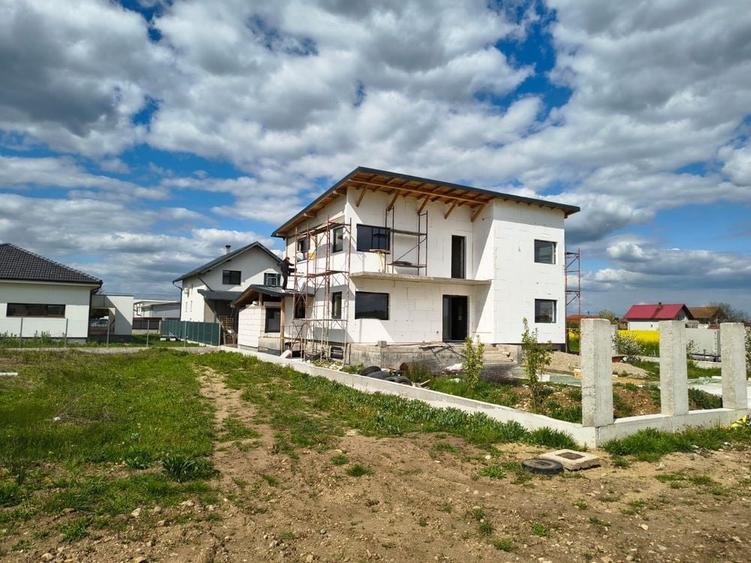 Casă cu 4 camere în Mihai Viteazu