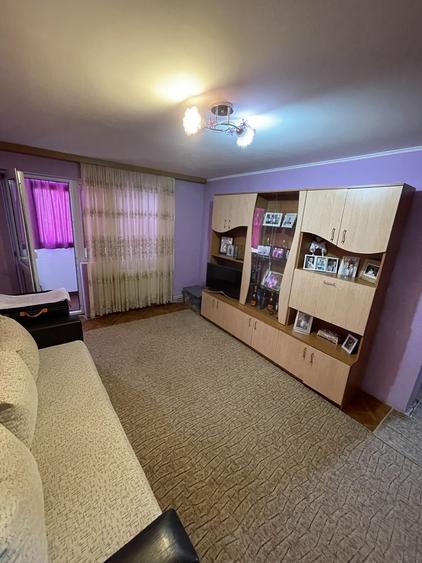 Apartament cu 3 camere semidecomandat în Kogălniceanu