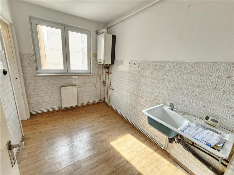 Apartament cu 3 camere decomandat în Astra