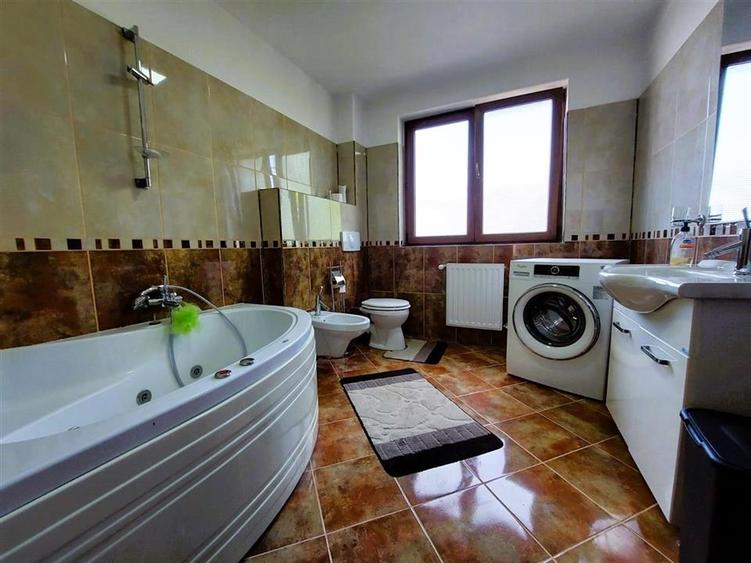Duplex cu 6 camere cu Canalizare în Central