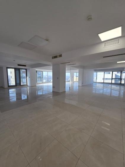 Birou, de 391.45001220703 mp, în Delfinariu