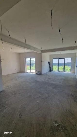 Casă cu 4 camere semidecomandat cu Teren 350 Mp în Jucu