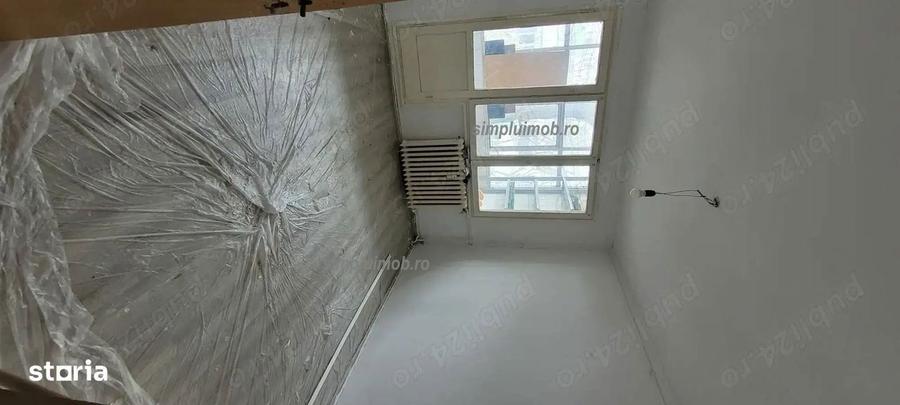 Apartament cu 3 camere semidecomandat în Giurgiului