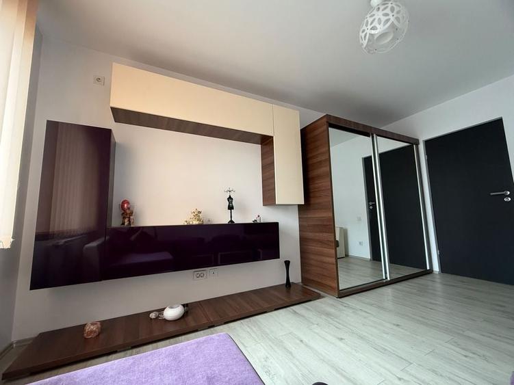 Apartament cu 3 camere semidecomandat în Roșu
