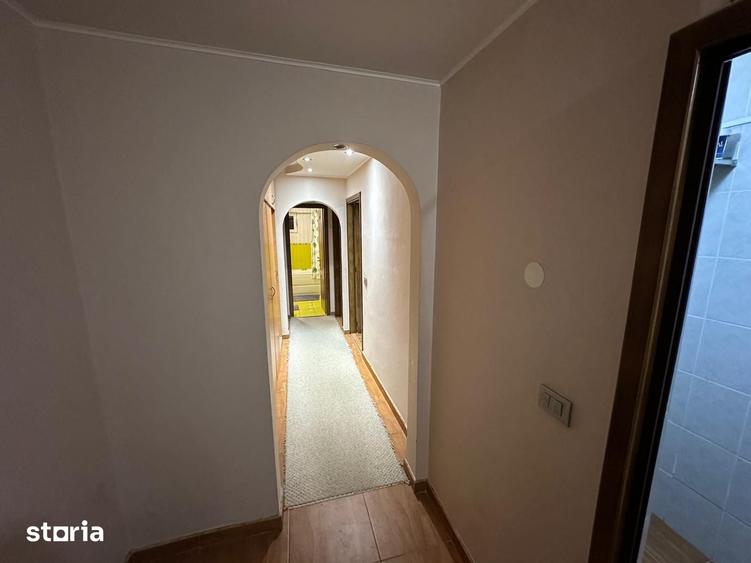 Apartament cu 3 camere decomandat în Nicolina