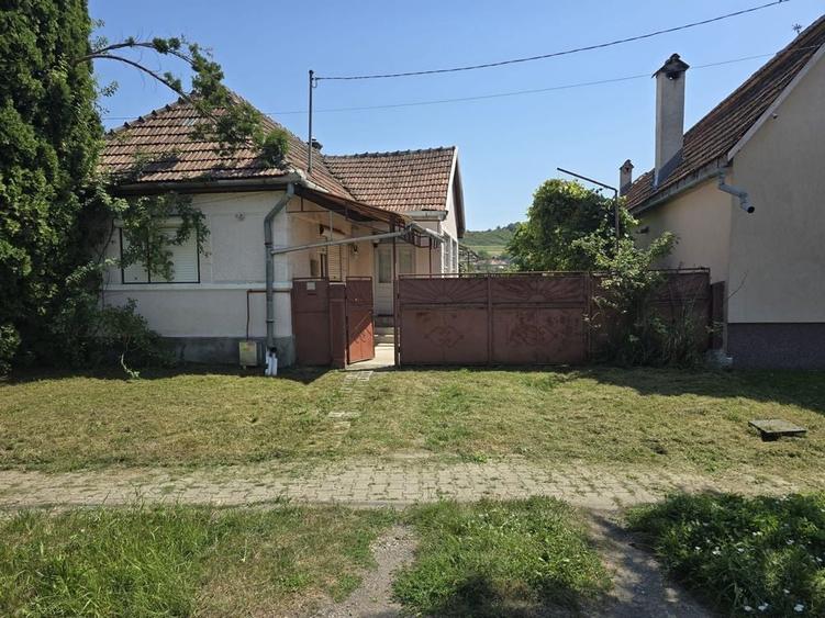 Casă cu 4 camere în Petelea