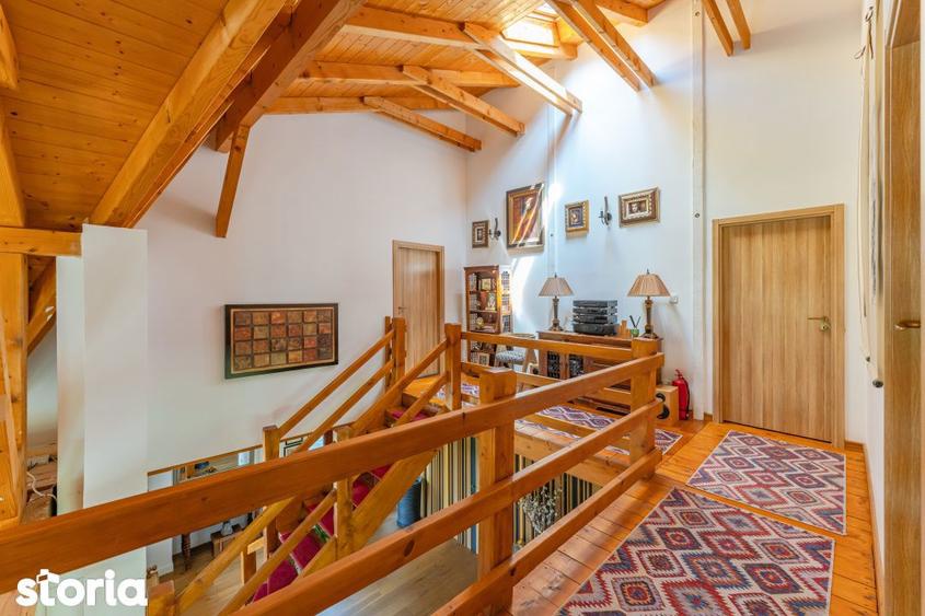 Casă cu 8 camere cu Teren 10000 Mp în Central