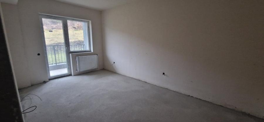 Apartament cu 3 camere semidecomandat în Florești
