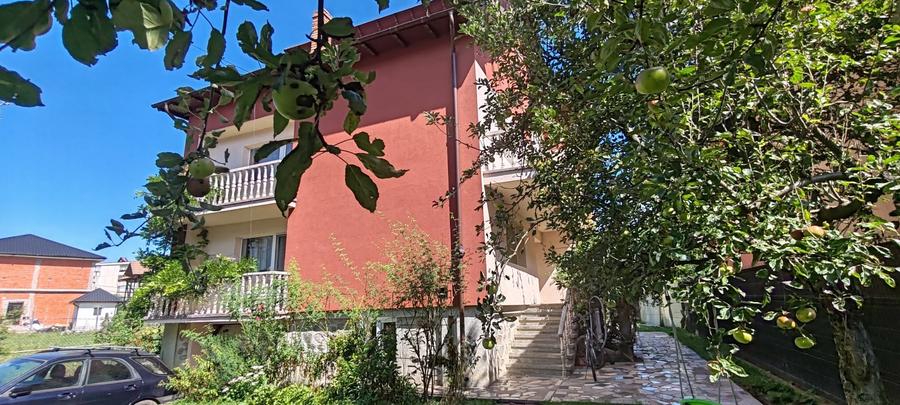 Casă individuală cu 5 camere cu Piscina în Curtea de Argeș