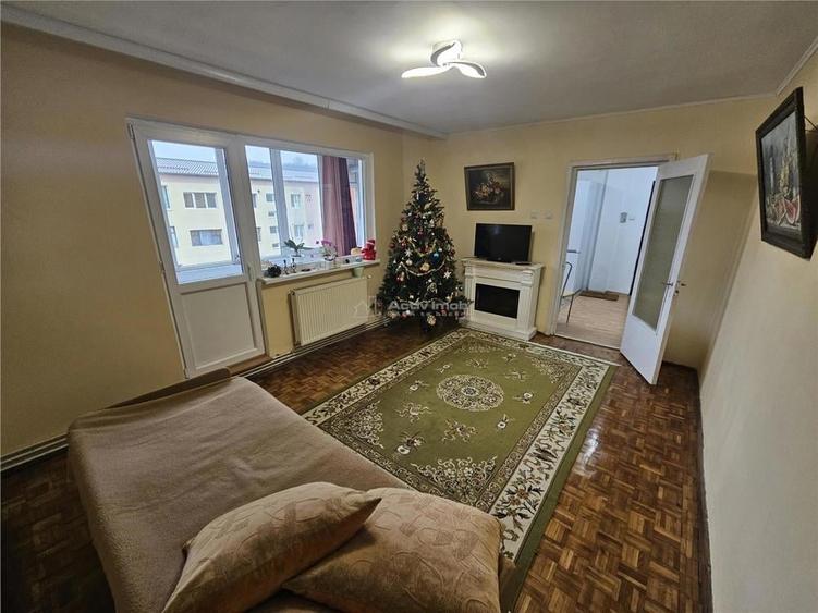 Apartament cu 3 camere decomandat în Micro II