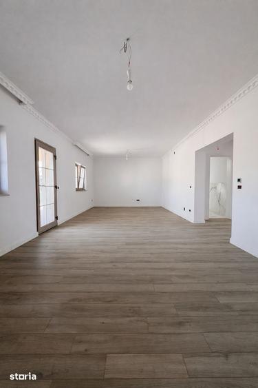 Casă cu 5 camere cu Teren 1000 Mp în Sânandrei
