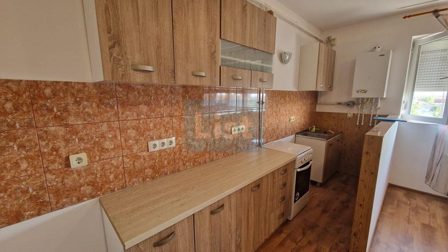 Apartament cu 3 camere semidecomandat în Săsar