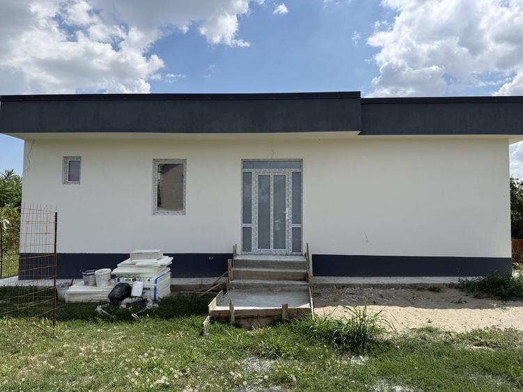 Casă cu 4 camere în Lumina