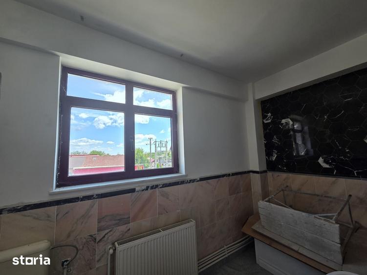 Casă cu 9 camere cu Teren 800 Mp în Prundu