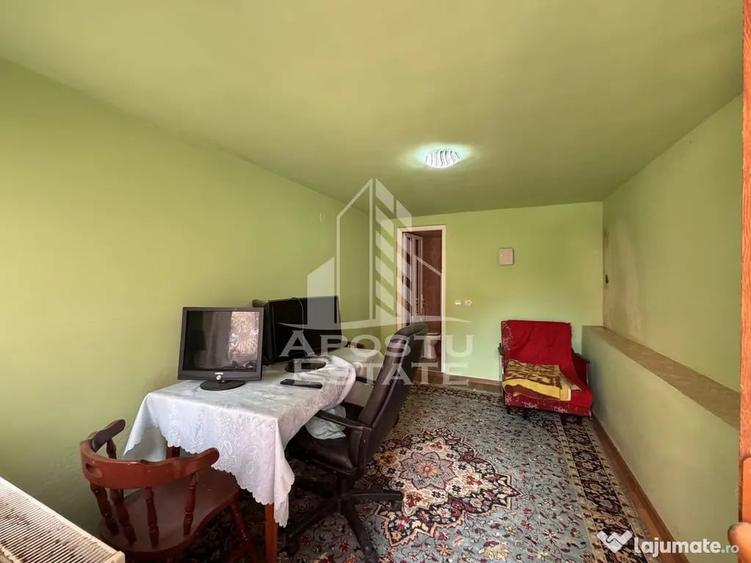 Casă cu 8 camere cu Teren 700 Mp în Sălașu de Jos