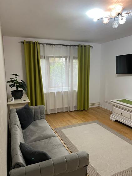 Apartament cu 3 camere decomandat în Liliacului