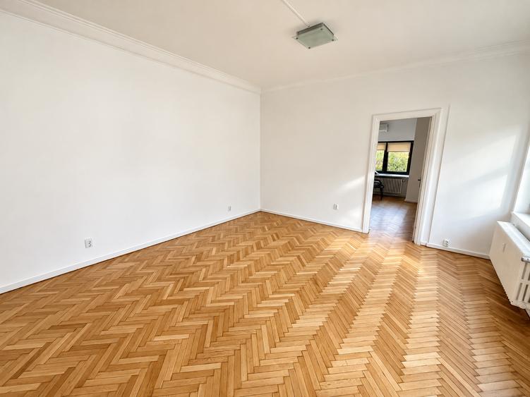 Apartament cu 4 camere decomandat în Capitale