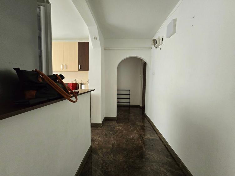 Apartament cu 3 camere semidecomandat, mobilat în Micro 4