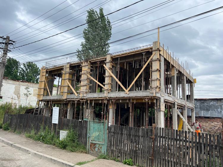 Duplex cu 4 camere cu Canalizare în Central
