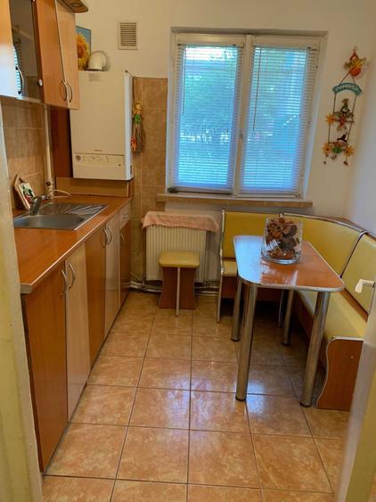 Apartament cu 3 camere semidecomandat în Moinești