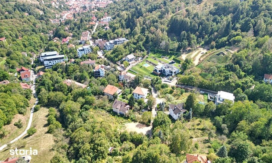 Teren de 5500 mp, în Schei