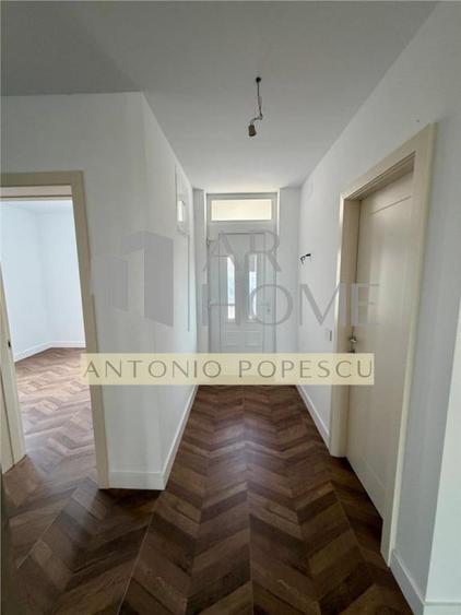 Casă cu 5 camere cu Teren 250 Mp în Păulești