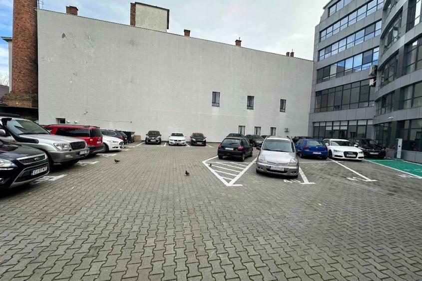 Birou, de 919 mp, în Central