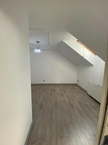 Casă individuală cu 8 camere cu Canalizare în Central