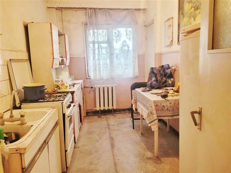Apartament cu 3 camere decomandat în Republicii