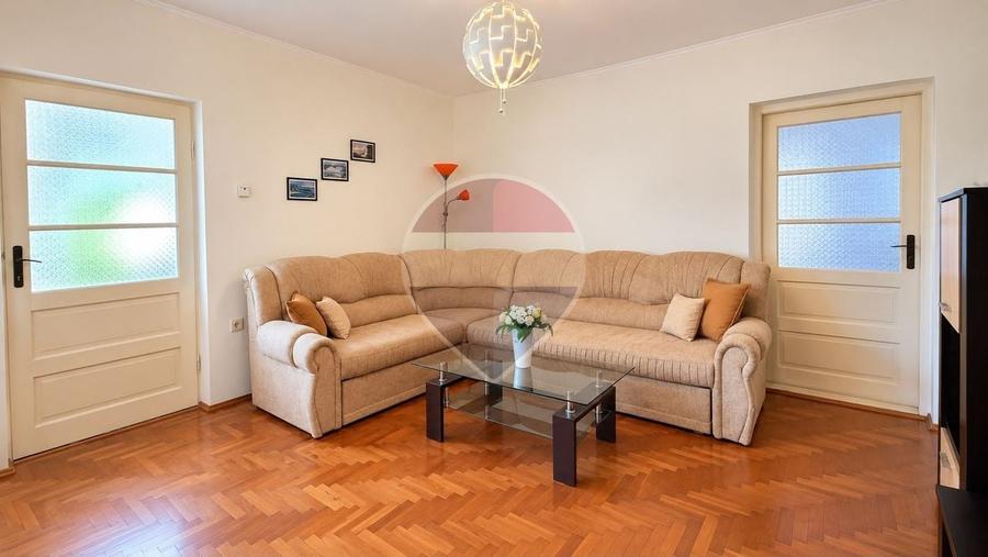 Casă individuală cu 4 camere cu Teren 428 Mp în Central