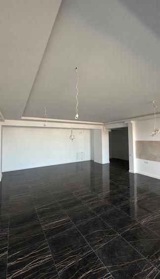 Penthouse cu 5 camere semidecomandat în Pipera
