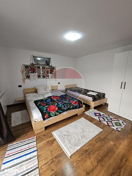 Casă cu 9 camere decomandat cu Teren 750 Mp în Rona de Jos