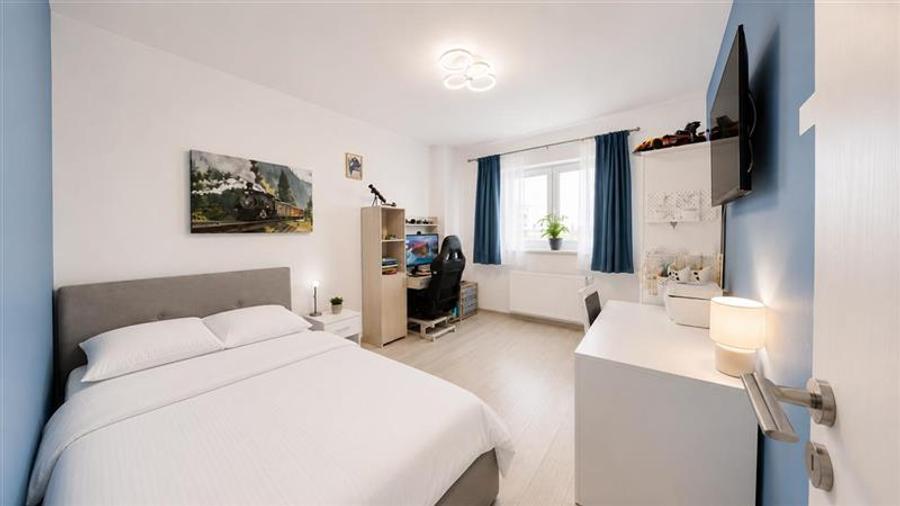 Apartament cu 4 camere decomandat în Tractorul