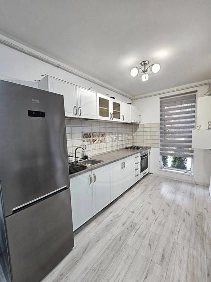 Apartament cu 3 camere semidecomandat în Andrei Mureșanu