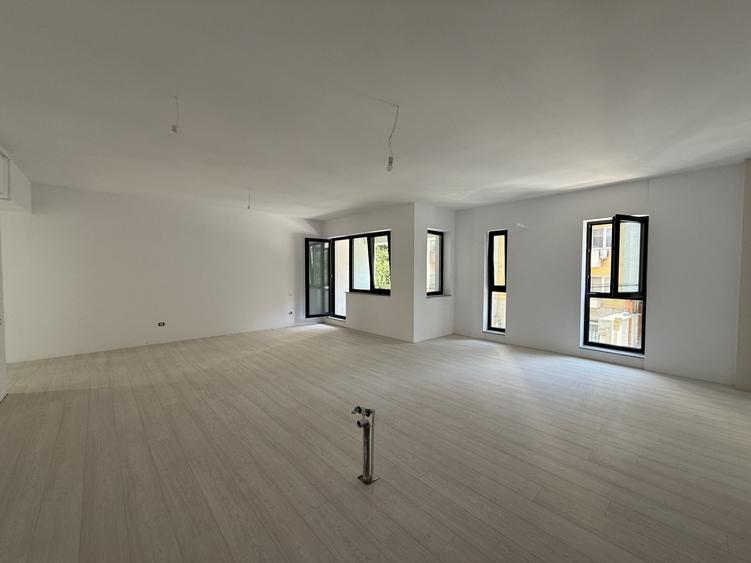 Apartament cu 4 camere decomandat în Nerva Traian