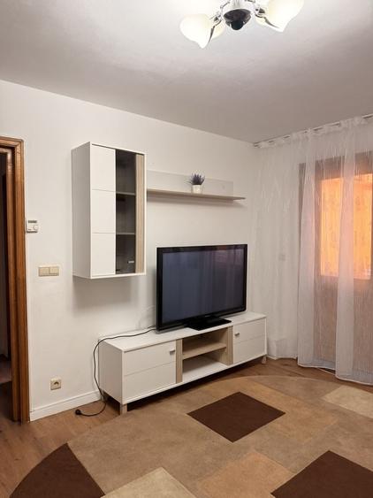Apartament cu 2 camere semidecomandat în Podu Roș