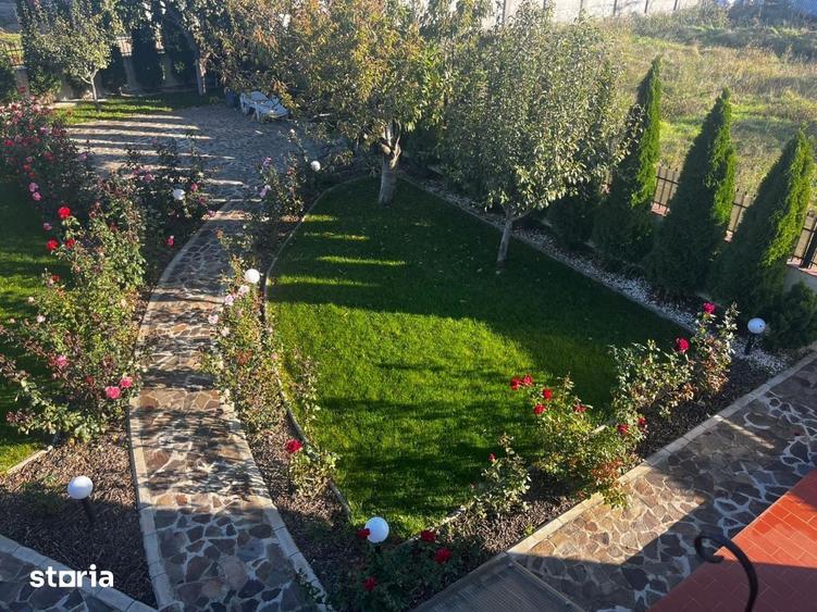Casă cu 5 camere cu Teren 1250 Mp în Central